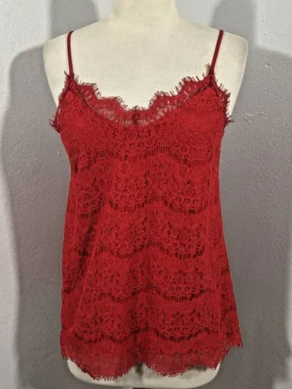WOMENS MONTEAU RED V NECK LACE CAMI SIZE MEDIUM
